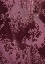 Falda larga de corte evasé confeccionada en tejido jacquard con estampado floral en tonos rosados y bordó. Presenta cintura elástica y forro interior.