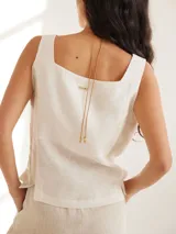 Top sin mangas con escote cuadrado, confeccionado en lino color tostado con paneles laterales en contraste color beige.
