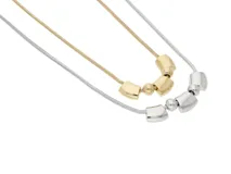 Collar dorado con cadena de eslabones y dije con tres barras intercaladas por dos bolas.