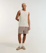 Bermuda de terciopelo cotelé color gris claro, de corte runner con cintura elástica, cordón ajustable y bolsillos laterales.
