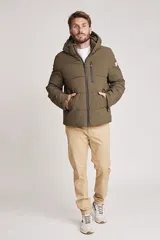 Pantalón chino color beige, de corte recto y tiro medio, con bolsillos laterales y traseros.