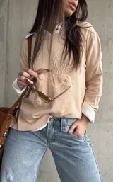 Sweater Carli de tejido de punto en color beige, de manga larga y con delicados bordados florales en relieve en el frente.