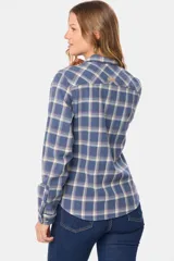 Camisa de viyela a cuadros en tonos pastel, con cuello clásico, cierre frontal de botones y bolsillo en el pecho.