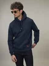 Buzo con capucha de algodón en color azul marino, con bolsillo frontal tipo canguro, puños y ruedo acanalados, y cordones ajustables en el cuello.