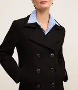 Saco alargado para damas, con cuello solapa, abotonado delantero, manga larga y bolsillos. Confeccionado en polivelour.