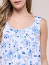 Pijama de dos piezas de la marca René Rofé, compuesto por una musculosa de escote redondo con detalles de puntilla, botones y lazo decorativo, y un short con cintura elastizada. Confeccionado en mezcla de poliéster y elastano, presenta un diseño estampado.