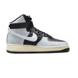 Championes Nike Air Force 1 High 07, con diseño de caña alta, cuerpo en cuero negro y paneles laterales con textura moteada en gris. Presenta el logo Swoosh en blanco, correa ajustable en el tobillo y suela de goma con efecto envejecido.