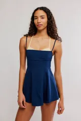 Vestido corto azul marino de Free People, de corte fluido y relajado, con diseño ideal para la práctica de tenis y actividades deportivas.