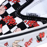 Zapatillas Vans sin cordones, con estampado a cuadros blancos y negros con dibujos de Condorito. La suela es blanca con dibujos de Condorito y la plantilla es negra.