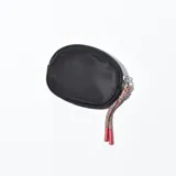 Monedero negro con cierre de cremallera y cordón multicolor decorativo.