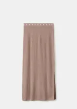 Falda larga de punto fino, de corte recto y color marrón, con cintura elástica decorada con pequeños apliques metálicos.