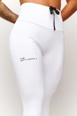 Calza deportiva roja de tiro alto con cordón ajustable en la cintura y logo estampado en la pierna.