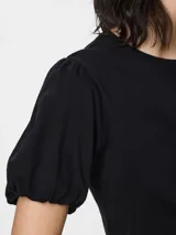 Top negro de algodón orgánico, de corte relajado, con cuello redondo y mangas cortas abullonadas.