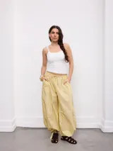 Pantalón palazzo tiro alto con estampado a rayas horizontales rojas, celestes y blancas. Cuenta con cintura elástica y puños ajustables en los tobillos.