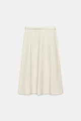 Falda midi de tiro medio y efecto piel en color marfil, con diseño acampanado y cierre lateral con cremallera oculta. Incluye un cinturón fino a juego con hebilla metálica ovalada.
