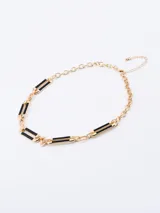 Collar dorado con eslabones rectangulares negros.