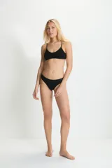 Bombacha tipo colaless de microfibra, con diseño minimalista y ajuste cómodo.