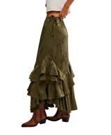 Falda maxi color verde oliva con diseño floral jacquard, corte asimétrico y múltiples volantes en el ruedo. Presenta un detalle de lazo lateral y cintura elástica.
