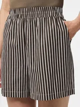Short de tiro alto con cintura elástica, confeccionado en tejido plano con rayas verticales en tonos oscuros (marrón/negro) y blanco, con un acabado que simula un efecto brillante o foil.