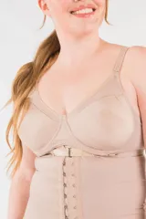 Soutien color piel con aro y copas moldeadas reforzadas, sin costura. Confeccionado con tela que contiene fibra LYCRA® Breteles elásticos anchos regulables.