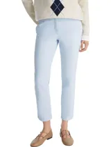 Pantalón chino Tommy Hilfiger para mujer, color celeste, de corte recto, con trabillas para cinturón, bolsillos laterales y cierre frontal con botón y cremallera.
