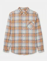 Camisa de manga larga con estampado de cuadros en tonos naranja, azul y blanco. Presenta cuello clásico, cierre frontal con botones y un bolsillo en el pecho con etiqueta de la marca.