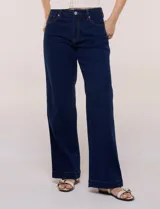 Jean de tiro alto y pierna ancha de denim azul oscuro, con cinco bolsillos y pretina trasera elastizada.