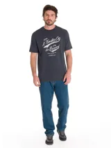 Jeans de corte recto confeccionado en denim elástico con costuras reforzadas en contraste. Cuenta con diseño clásico de cinco bolsillos y cierre frontal con botón y cremallera.