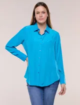 Camisa de satén blanca de la marca Floral & Ivy, con cuello con solapa, cierre frontal de botones, manga larga con puño ancho y bolsillo aplicado en el pecho.
