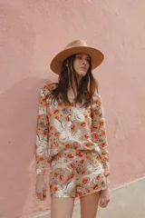 Camisa beige con estampado de lobos blancos y besos rojos, de lino y algodón, con cuello solapa y calce recto.