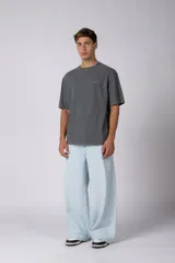 Remera de algodón gris con efecto acid wash, corte regular, mangas cortas y cuello redondo. Cuenta con un pequeño bordado tono sobre tono en el pecho y una etiqueta lateral distintiva de la marca en el ruedo.