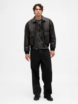 Buzo de punto con cuello redondo y diseño de rombos argyle en tonos grises y negros. Presenta puños y ruedo acanalados.