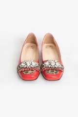 Mocasines rojos de charol con estampado animal print y aplique de flor de cristal. Diseño exclusivo de Amor & Julia.