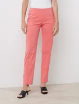 Pantalón de gabardina elastizada celeste, marca Zac & Rachel. Modelo recto con pretina ancha con faja interna modeladora, largo de pierna y costura frontal pespunteada.