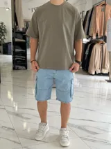 Remera oversize de algodón pesado en color verde militar, con cuello redondo y mangas cortas.