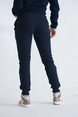 Pantalón de jogging gris melange, de corte ajustado con puños elásticos en los tobillos y cintura con cordón ajustable.