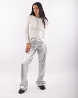 Pantalón plateado de corte recto y tiro alto, confeccionado en cuerina.