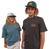 Gorra de béisbol color beige con visera curva marrón oscuro. Presenta un logo bordado en el frente con el texto "TCSS CRITICAL SLIDE X LA ISLA" en naranja y marrón.