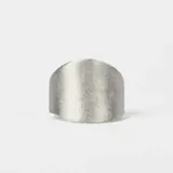 Anillo de plata 925 con diseño de banda ancha y acabado texturizado mate.