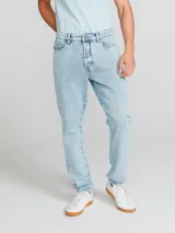 Pantalón de jean celeste de corte recto.