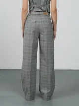 Pantalón de vestir gris con estampado de cuadros, corte recto y tiro alto.