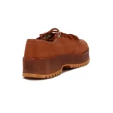 Zapato acordonado color marrón con plataforma y suela track.