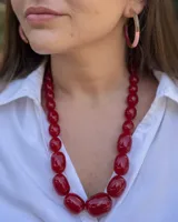 Collar de cuentas de resina en color verde, con diseño en degradé que aumenta de tamaño hacia el centro.