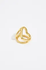 Anillo dorado con forma de corazón. El diseño consiste en un aro simple del que sale una estructura con forma de corazón.