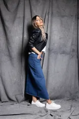 Falda midi de jean azul con abertura frontal y bolsillos.