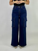 Pantalón jean azul oscuro, corte wide leg, con bolsillos cargo laterales.