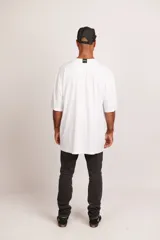 Remera blanca de jersey de algodón con cuello redondo y corte oversize.