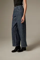 Pantalón jean ancho de tiro medio, completamente revestido con lentejuelas azul oscuro, de corte recto y cinco bolsillos.