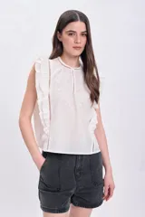 Blusa blanca de algodón con bordado floral, cuello redondo con abertura y mangas cortas con volados.