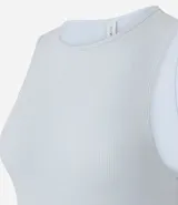 Body color marrón, sin mangas, con cuello halter y cierre en la entrepierna.